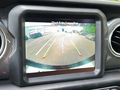 Used 2022 Jeep Wrangler Unlimited Sahara w/ Cold Weather Group image 19