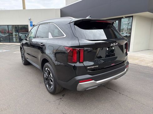 Used 2025 Kia Sorento S image 8