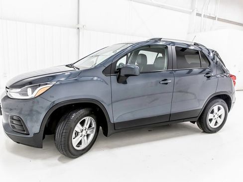 Used 2022 Chevrolet Trax LT w/ LT Convenience Package FWD image 3