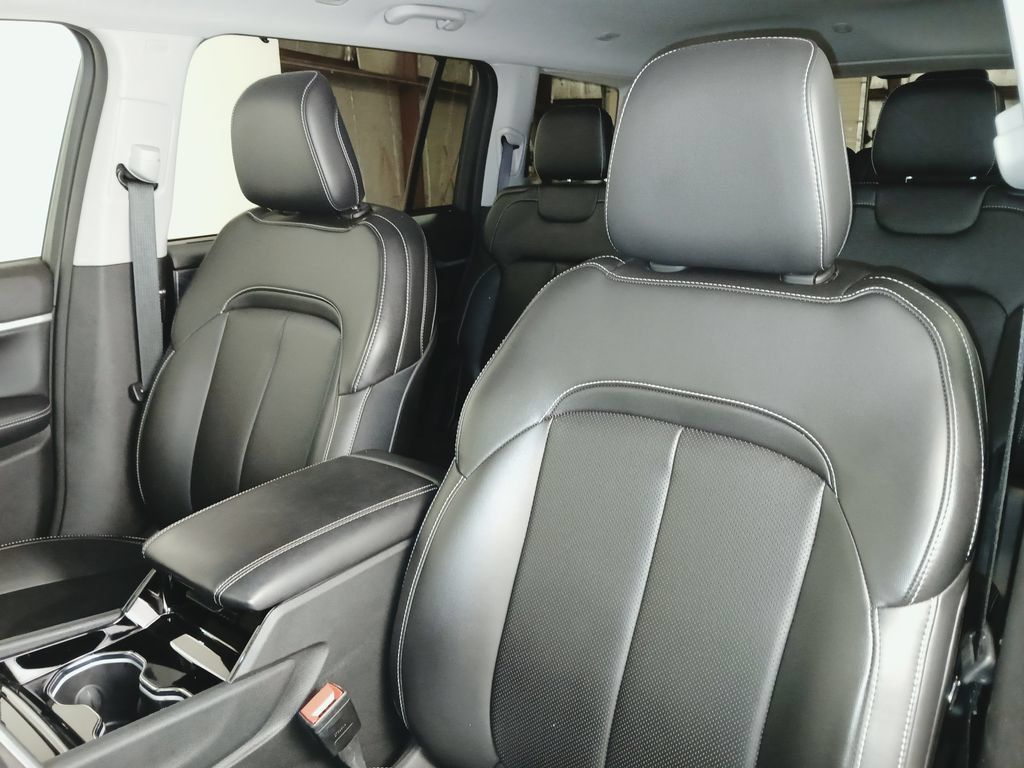 Used 2023 Jeep Grand Cherokee L Limited w/ Luxury Tech Group II AWD/4WD image 11