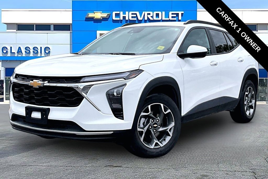 Used 2025 Chevrolet Trax LT FWD image 2