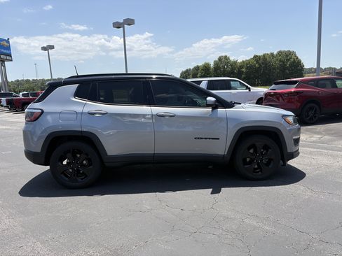 Used 2021 Jeep Compass Latitude FWD image 4