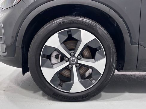 Certified 2025 Volvo XC40 B5 Plus AWD/4WD image 30