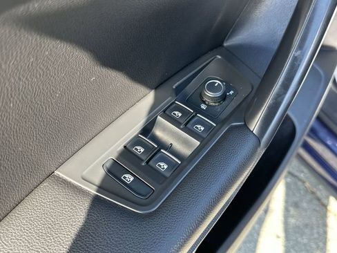 Used 2021 Volkswagen Tiguan SE image 15