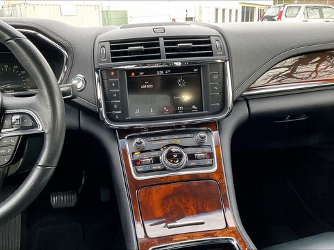 Used 2017 Lincoln Continental Premiere image 6