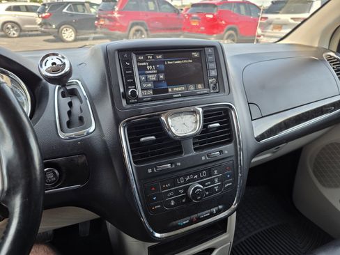 Used 2015 Chrysler Town & Country Touring w/ Driver Convenience Group FWD image 50