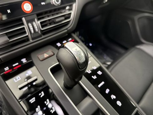 Certified 2025 Porsche Macan AWD/4WD image 33