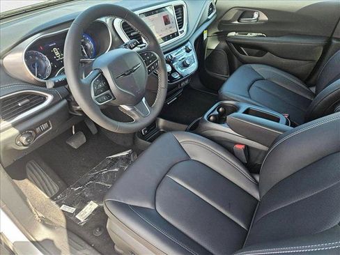 New 2025 Chrysler Pacifica Select image 8