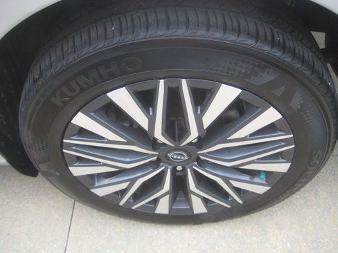 Used 2024 Nissan Altima 2.5 SV AWD/4WD image 12