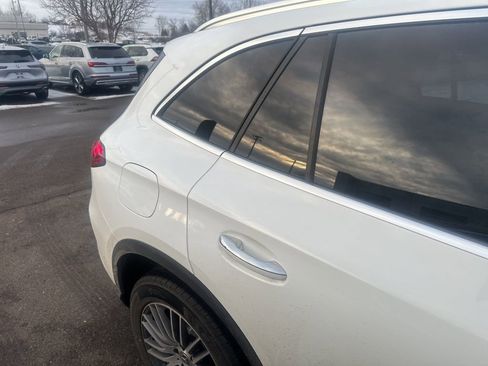 Used 2025 Mercedes-Benz GLC 300 4MATIC image 12