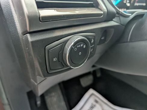 Used 2017 Ford Fusion SE w/ Fusion SE Technology Package image 16