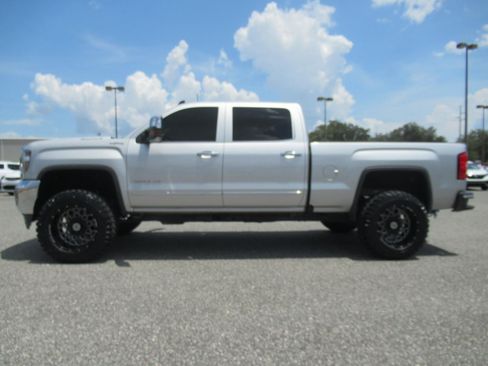 Used 2019 GMC Sierra 2500 SLT w/ Duramax Plus Package AWD/4WD image 4