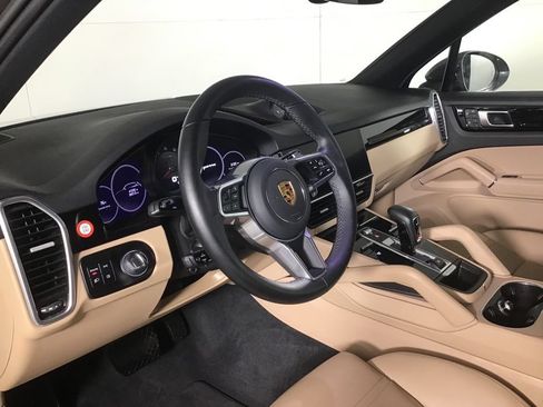 Certified 2022 Porsche Cayenne AWD/4WD image 4