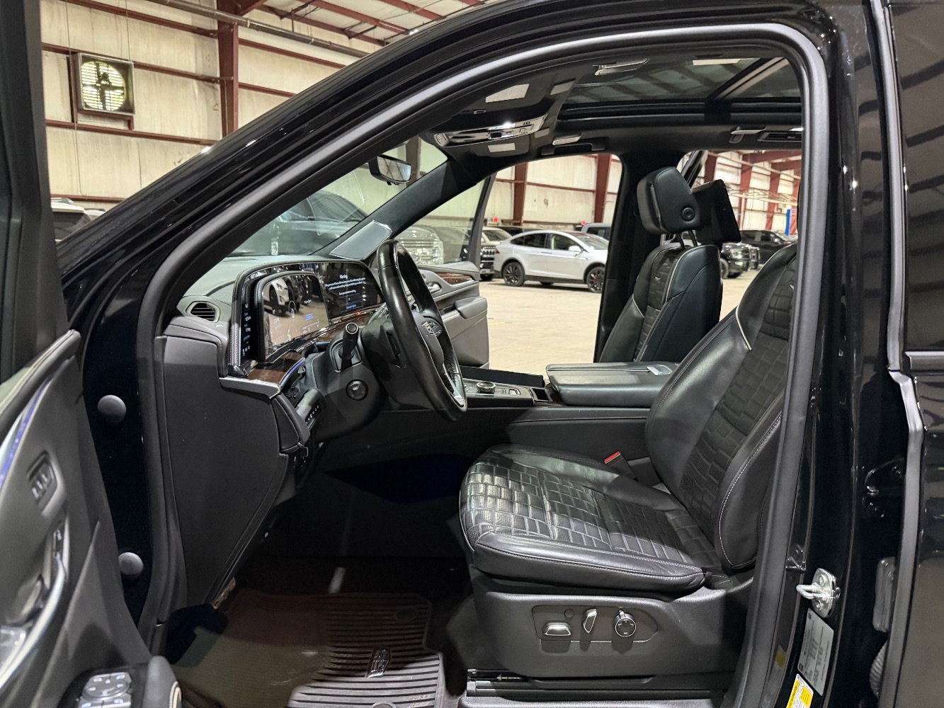 Used 2022 Cadillac Escalade Sport Platinum w/ LPO, ONYX Package AWD/4WD image 13