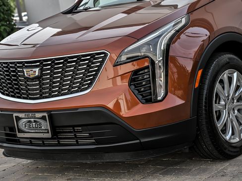 Used 2019 Cadillac XT4 Luxury w/ Cold Weather Package FWD image 6