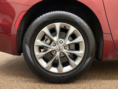 Used 2023 Chrysler Pacifica Touring-L image 27