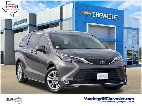 Used 2023 Toyota Sienna XLE image 1