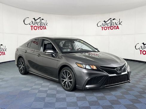 Used 2022 Toyota Camry SE image 3