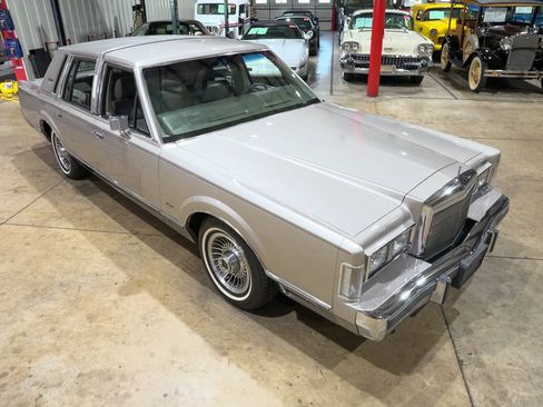 Used 1988 Lincoln Town Car Signature RWD image 14