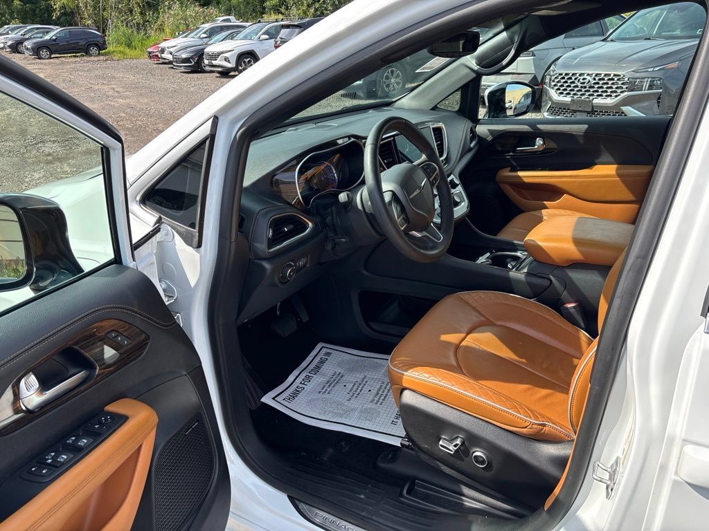 Used 2023 Chrysler Pacifica Pinnacle FWD image 12
