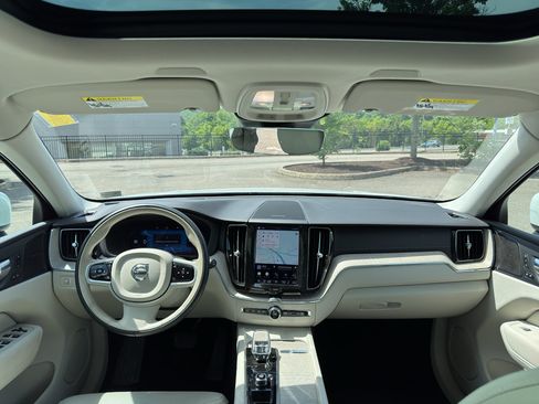 Used 2022 Volvo XC60 B5 Inscription w/ Advanced Package AWD/4WD image 9