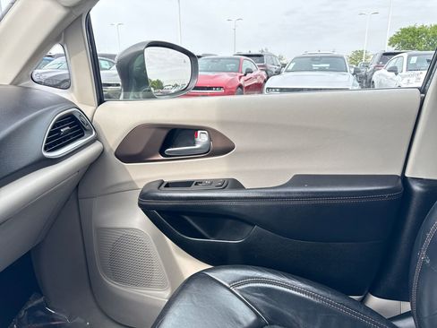 Used 2018 Chrysler Pacifica Touring-L Plus FWD image 26