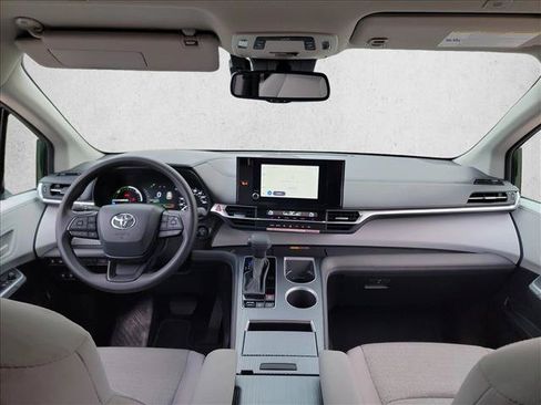 Used 2026 Toyota Sienna LE FWD image 17