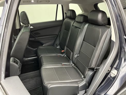 Used 2018 Volkswagen Tiguan SE w/ Panoramic Sunroof Package AWD/4WD image 11