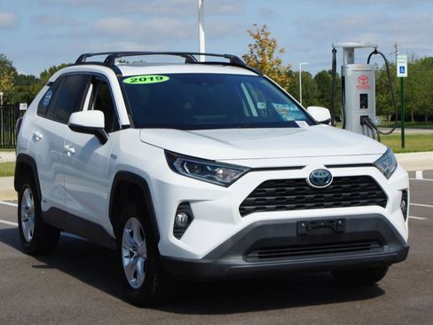 Used 2019 Toyota RAV4 XLE image 2