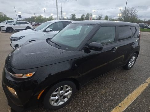 Used 2022 Kia Soul LX w/ Technology Package FWD image 1