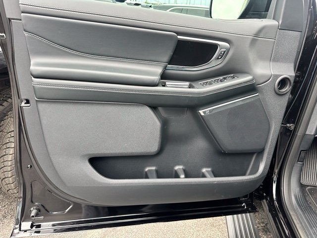 Used 2027 Ford Expedition Platinum w/ Stealth Performance Package AWD/4WD image 13