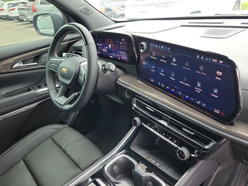 Used 2025 Chevrolet Traverse High Country FWD image 8