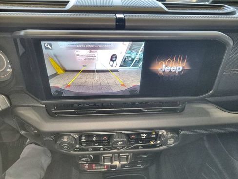 Used 2025 Jeep Gladiator Mojave w/ Convenience Group AWD/4WD image 17