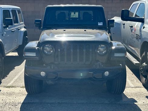 Used 2023 Jeep Gladiator Overland AWD/4WD image 3