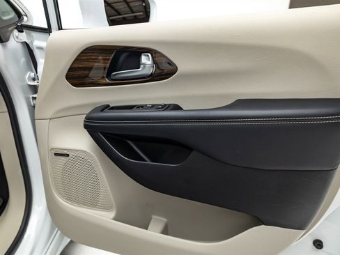 Used 2022 Chrysler Pacifica Limited image 35