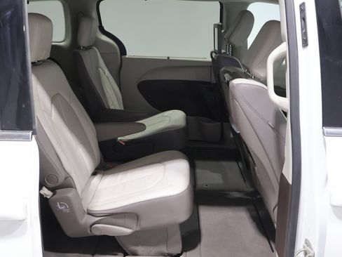 Used 2018 Chrysler Pacifica Touring-L Plus FWD image 26