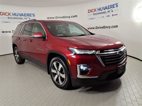 Used 2023 Chevrolet Traverse LT image 3