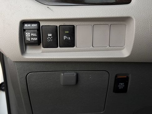 Used 2019 Toyota Sienna XLE w/ XLE Navigation Package FWD image 23