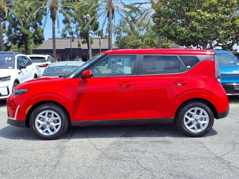 Certified 2025 Kia Soul LX w/ LX Technology Package FWD image 3