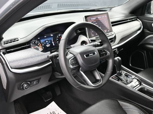 Used 2024 Jeep Compass Latitude image 17