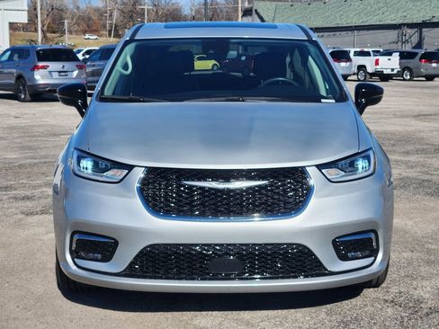 Used 2024 Chrysler Pacifica Limited image 2