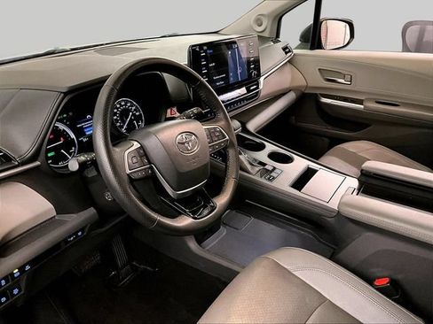 Used 2021 Toyota Sienna Limited FWD image 12
