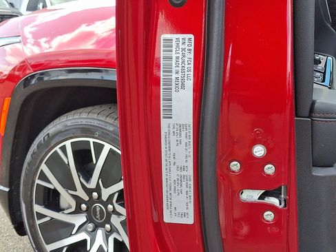 New 2025 Jeep Wagoneer Limited image 12