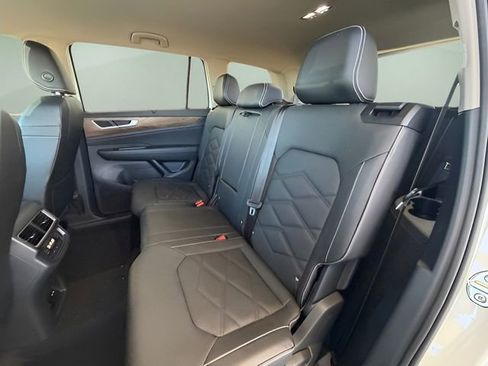 Used 2025 Volkswagen Atlas SE image 30