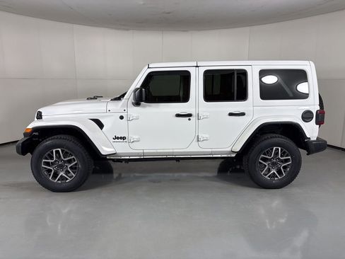 Used 2025 Jeep Wrangler Unlimited Sahara AWD/4WD image 5