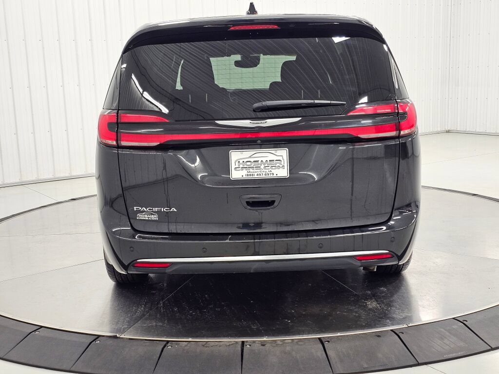 Used 2023 Chrysler Pacifica Touring FWD image 4