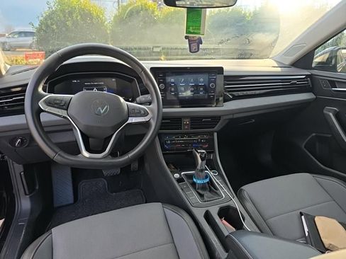 Used 2025 Volkswagen Jetta SE image 4