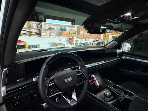 Used 2025 Cadillac Escalade ESV V AWD/4WD image 9