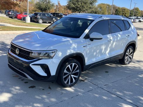 Certified 2022 Volkswagen Taos SE w/ Panoramic Sunroof Package image 5