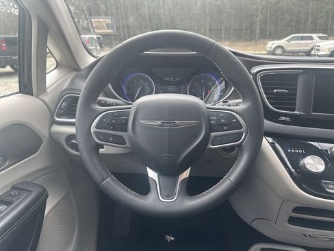 Used 2023 Chrysler Voyager LX image 22